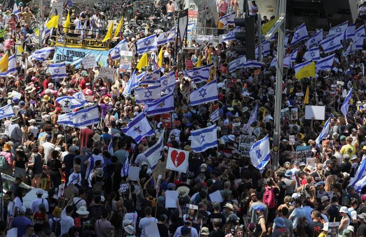 Multitudinaria protesta en Israel en medio de la huelga para pedir un cese del fuego en la Franja de Gaza