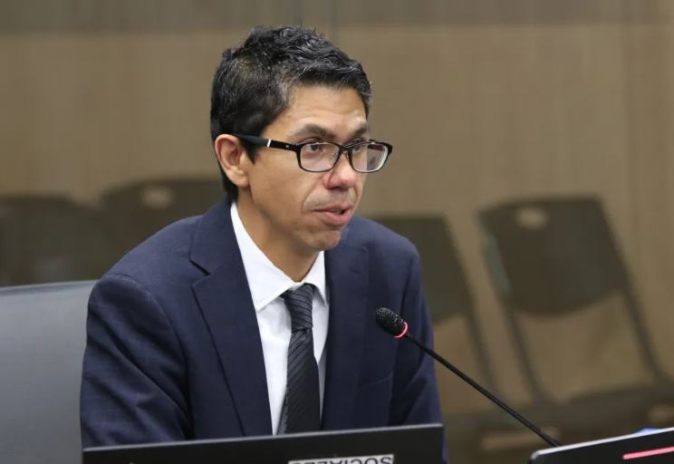 Abogado asegura que Luis Amador sigue dispuesto a que audiencia ante los diputados sea virtual