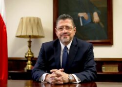 Presidente Chaves asegura que 8% del PIB para educación fue un ‘saludo a la bandera’ que se hizo en el pasado