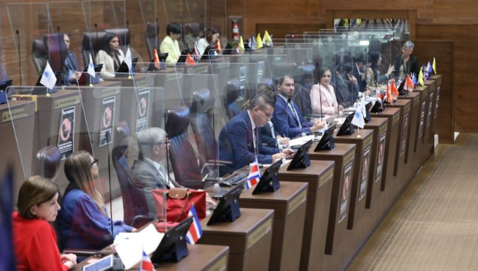 Diputados rechazan agilizar plan que elimina pensión a expresidentes