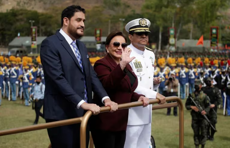 Escándalo narco en Honduras: renunció el ministro de Defensa por una investigación a su padre, diputado y cuñado de Xiomara Castro