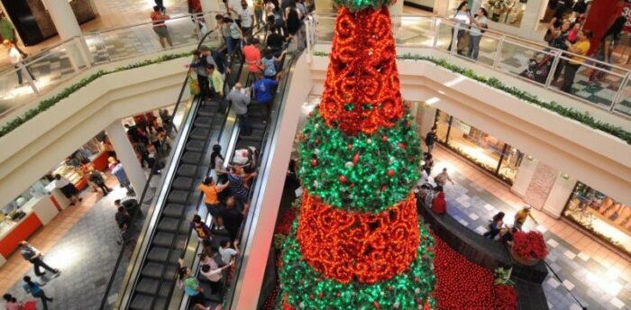 Comercios esperan contratar a 13 mil personas para temporada de fin de año y ya colocan decoración navideña
