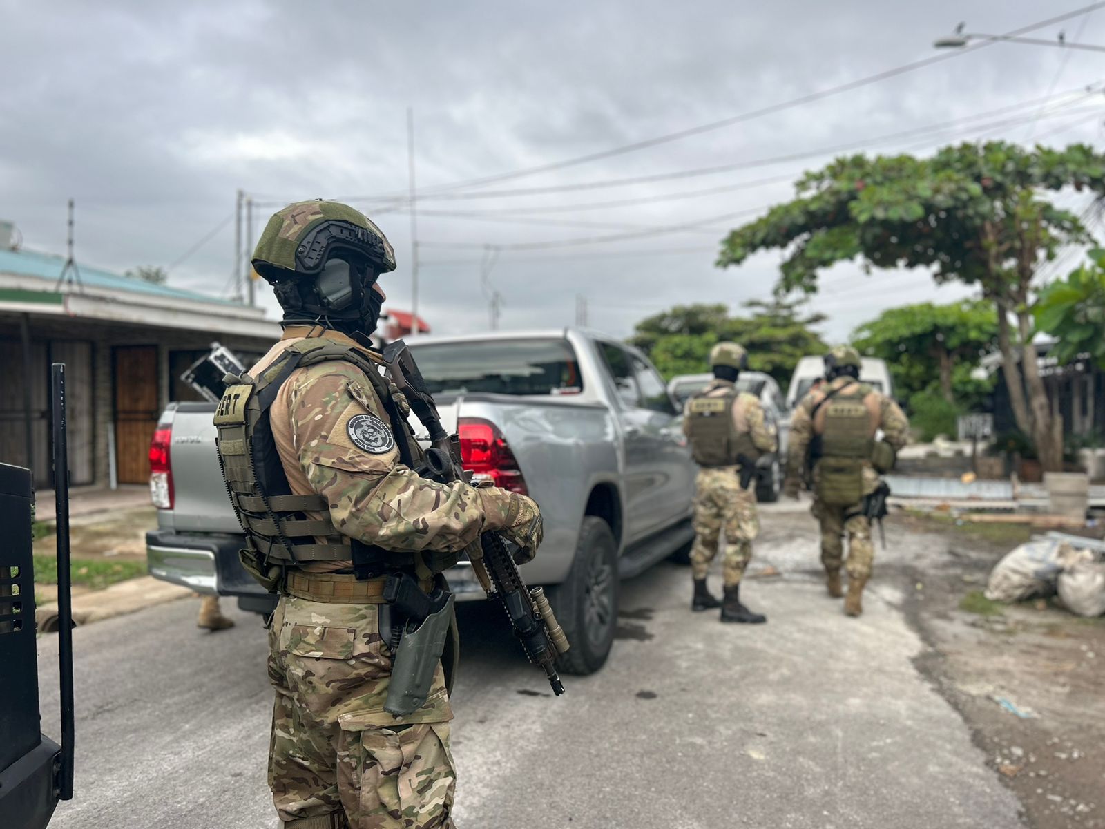 Dirigen allanamientos por triple homicidio en Esparza y Barranca para detener a 6 personas