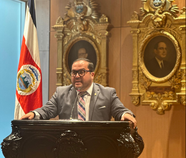 Iniciativa eximiría a sobrevivientes de cáncer de informar sobre enfermedad tras cinco años de finalizado el tratamiento