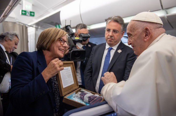 Papa Francisco recibió regalo de Costa Rica durante su viaje hacia Indonesia