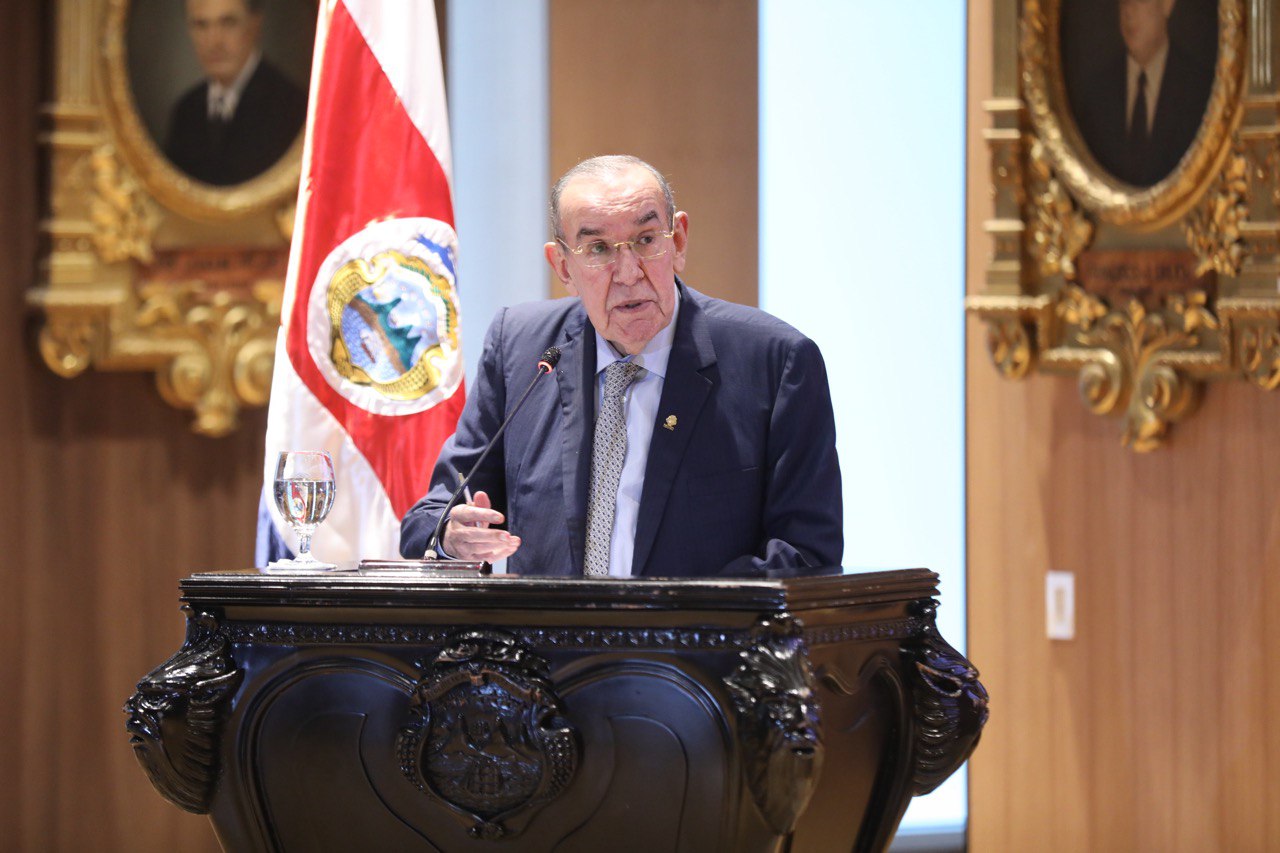 Presidente del Congreso se mantendrá hospitalizado hasta cumplir tratamiento por neumonía bacteriana