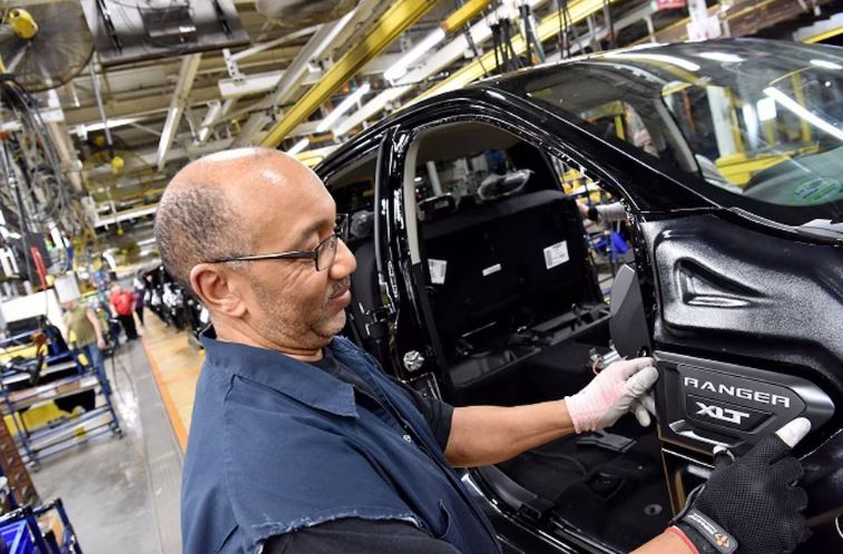 El reporte de trabajo en Estados Unidos superó las expectativas con 254 mil nuevos puestos y una leve baja del desempleo
