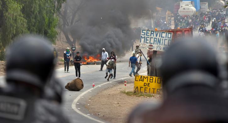 Tensión en Bolivia: las protestas dejaron al menos 13 policías heridos y varios periodistas retenidos