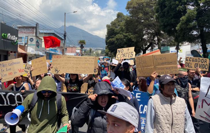 Crisis en Ecuador: protestas en Quito ante el anuncio de nuevos cortes de luz de hasta ocho horas