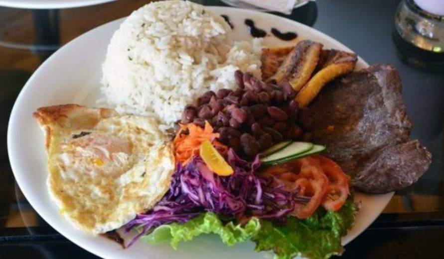 Precio del ‘casado’ cerró el 2024 más caro que en el 2023 según datos del INEC