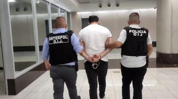 Detienen en Aeropuerto Juan Santamaría a funcionario de Hacienda sospechoso de ocultar 764 deudas tributarias