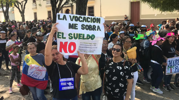 Ante la falta de docentes, el régimen de Venezuela busca maestros jubilados para dar clases