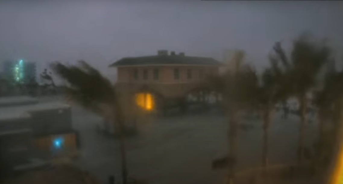 Así se siente el impacto de Milton: los vientos huracanados y las marejadas avanzan sobre Florida