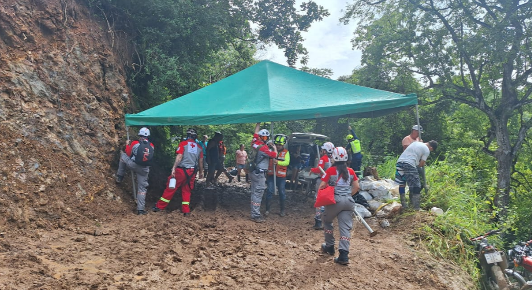 Rescatistas reanudan búsqueda de hombre que quedó atrapado tras un derrumbe en una mina de Abangares