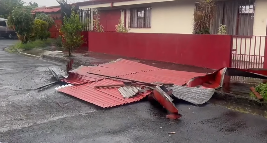 Autoridades registraron inundaciones, caída de árboles y casas destechadas debido a lluvias y vientos de este viernes