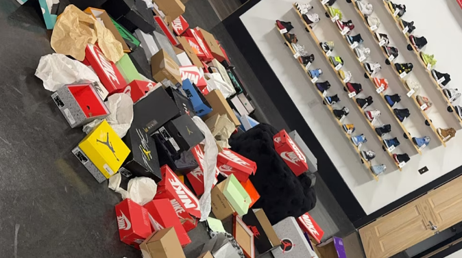 Insólito robo en Estados Unidos: los ladrones se llevaron más de 100 zapatos del pie derecho