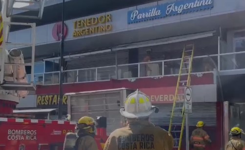 Bomberos rescataron a una persona del techo de un restaurante en San José tras incendio