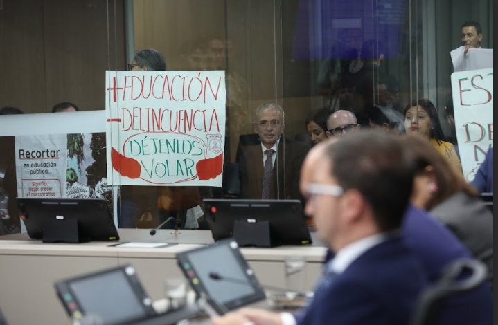 Ministro de Hacienda calificó de “irresponsable” aumento del 2% al FEES