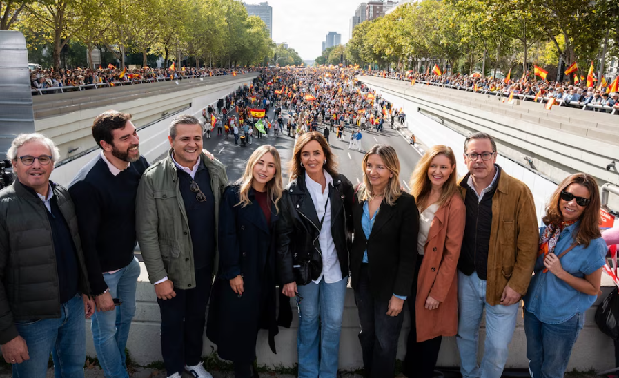 Miles de personas se manifiestan contra el Gobierno en Madrid al grito de “Sánchez, dimisión”