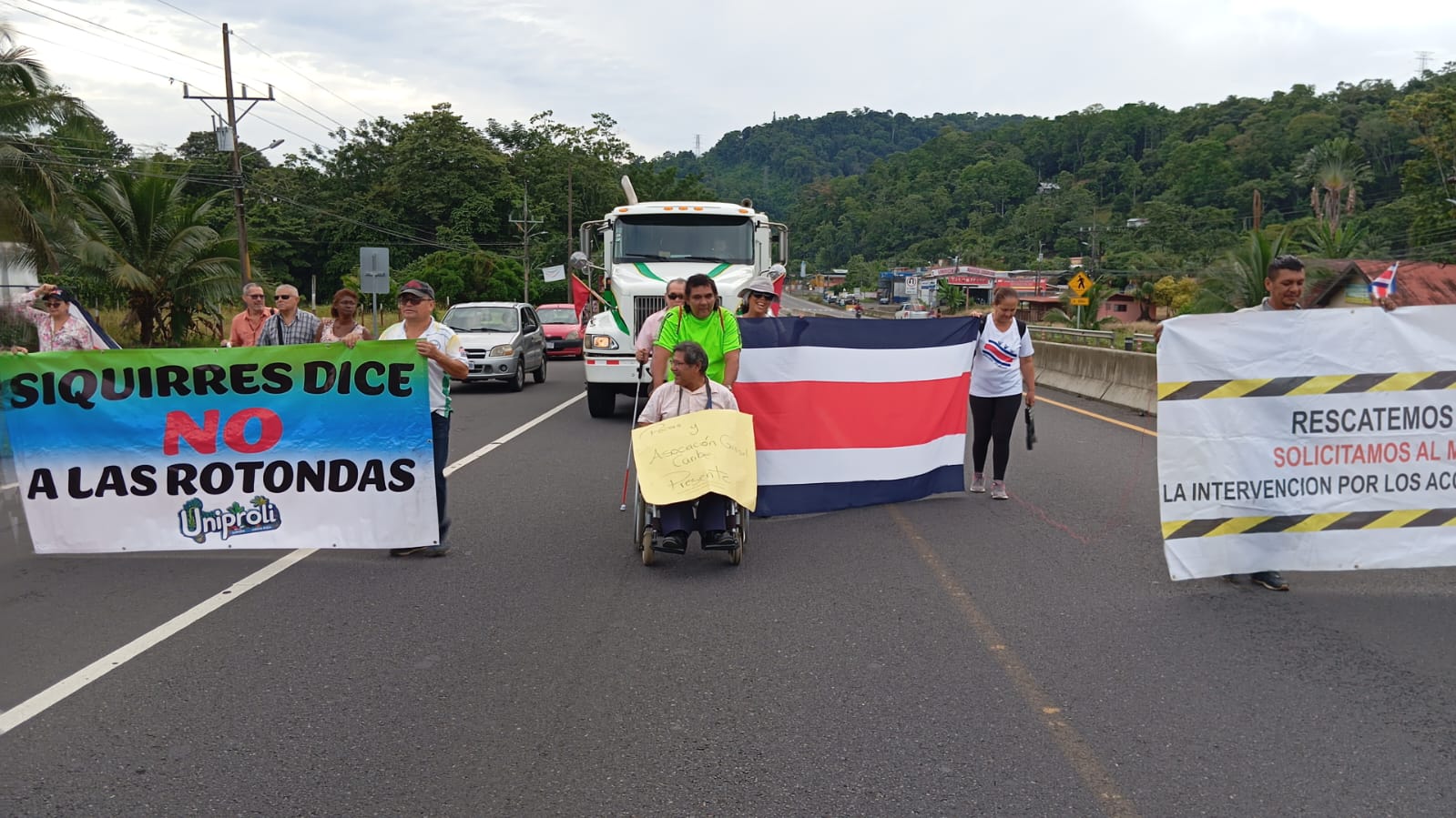 Grupo de limonenses se manifiesta en contra de la construcción de rotondas en la Ruta 32