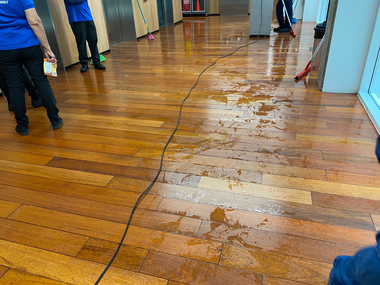 Fallo en válvula de presión del agua provocó inundación en uno de los pisos del Congreso