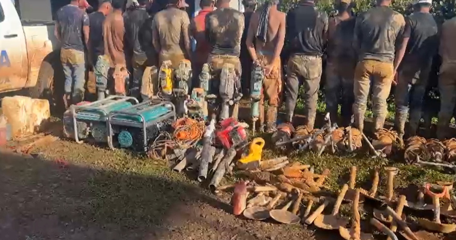 Fiscalía solicitó medidas cautelares contra 27 personas detenidas en Crucitas por aparente extracción ilegal de material minero