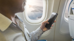 Conozca las consecuencias de no colocar en modo avión el celular durante un vuelo
