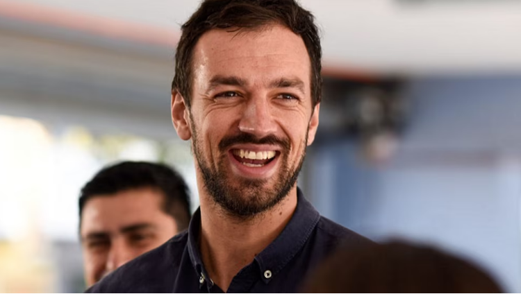 El alcalde recién reelecto que pasó a ser la mejor carta presidencial del oficialismo chileno