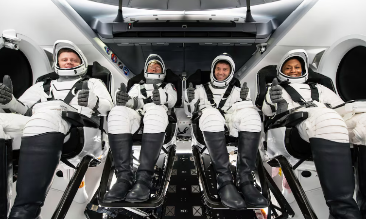 La tripulación de la octava misión de la NASA partió hacia la Tierra tras siete meses en la Estación Espacial