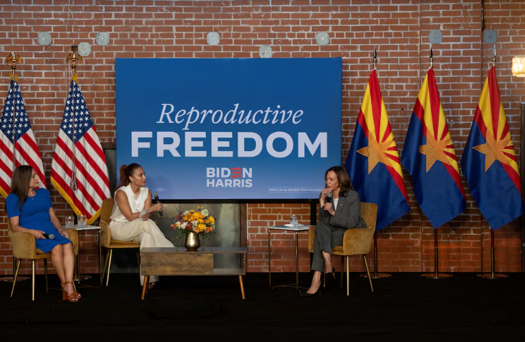 Kamala Harris critica la prohibición del aborto en la fase final de su campaña