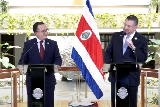 Presidente arremete contra juez por fallo que le ordena a Justicia mantener “pulpería” en cárcel de Limón