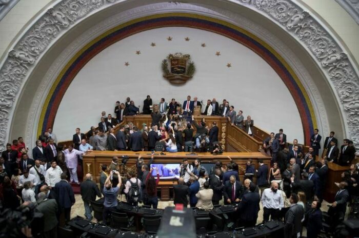 El Parlamento venezolano aprobó una ley que castiga con inhabilitaciones de hasta 60 años para ocupar cargos públicos a quienes hayan promovido sanciones