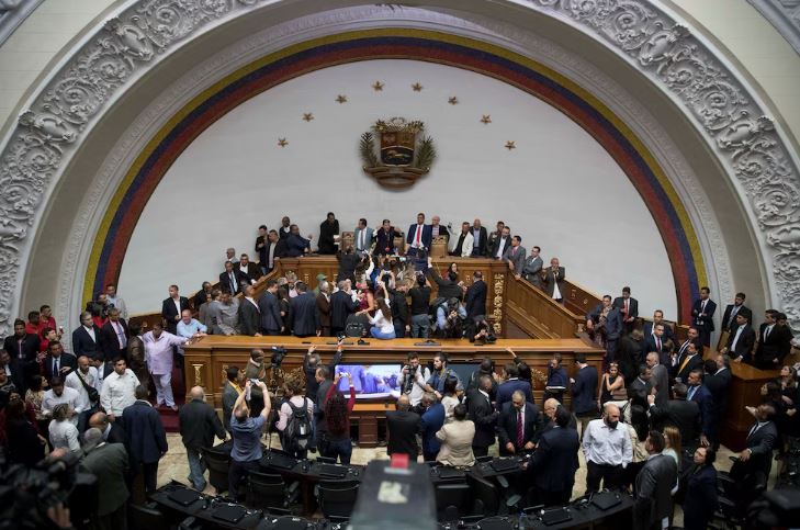 El Parlamento venezolano aprobó una ley que castiga con inhabilitaciones de hasta 60 años para ocupar cargos públicos a quienes hayan promovido sanciones