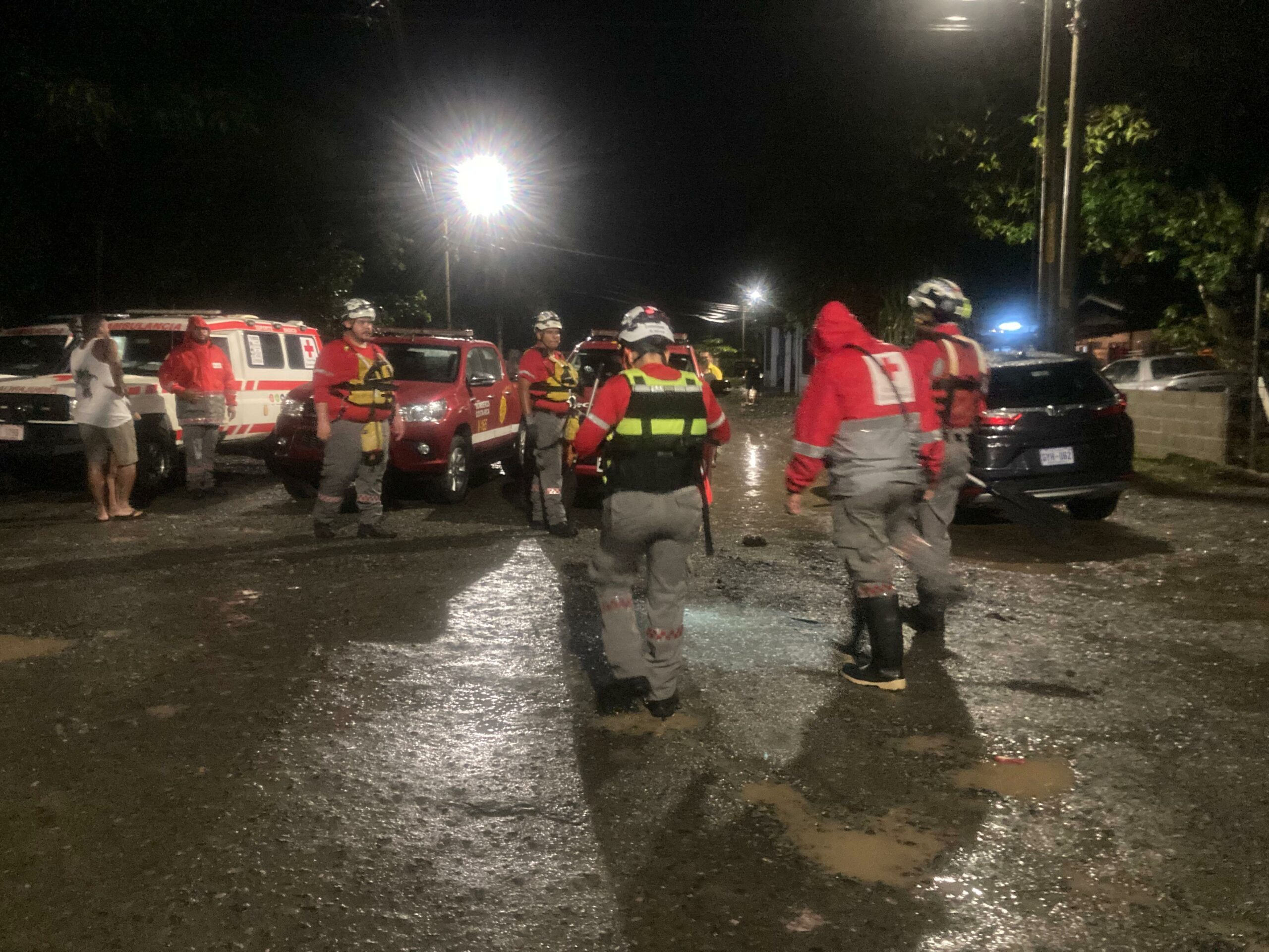 Fuertes lluvias dejaron un fallecido, familias albergadas y suspensión del servicio del agua en Puntarenas