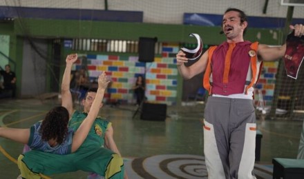 Obra de teatro busca enseñar sobre educación financiera a jóvenes en centros educativos del país