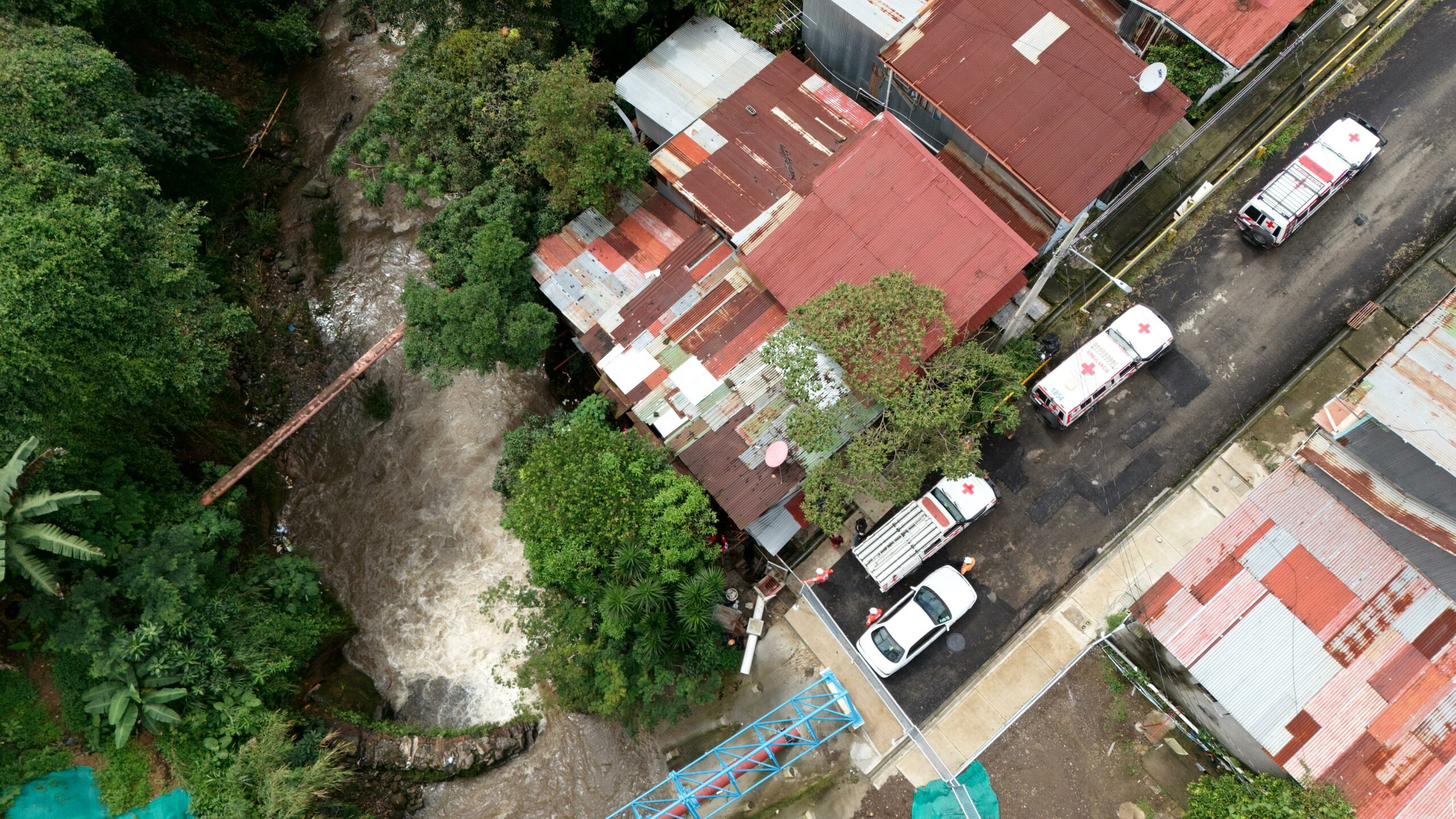 País en alerta naranja por lluvias: Dos personas están desaparecidas y hay más de 800 albergados