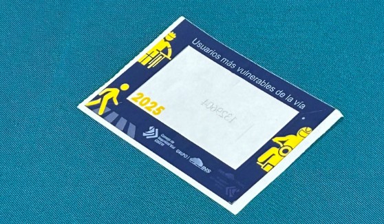 INS ya emitió casi 2 mil duplicados del marchamo 2025 a dueños de vehículos que pegaron mal el sticker, lo perdieron o se lo robaron