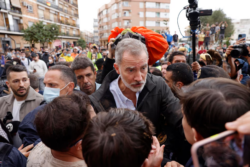 Tensión durante la visita de los reyes de España a la zona afectada por la DANA en Valencia: vecinos lanzaron barro e insultaron a los monarcas