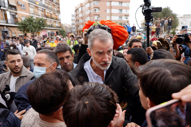 Tensión durante la visita de los reyes de España a la zona afectada por la DANA en Valencia: vecinos lanzaron barro e insultaron a los monarcas