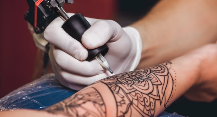 Salud registra 6 denuncias por falta de permisos en locales para tatuajes, piercings y branding entre 2023 y 2024