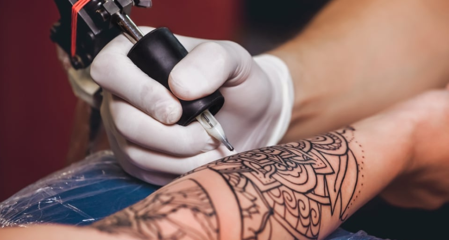 Salud registra 6 denuncias por falta de permisos en locales para tatuajes, piercings y branding entre 2023 y 2024