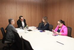 Ministra de la Presidencia se reúne con diputados de oposición en busca de consensos en sesiones extraordinarias