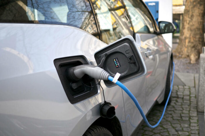 Solo existe 1 cargador por cada 137 vehículos eléctricos en el país