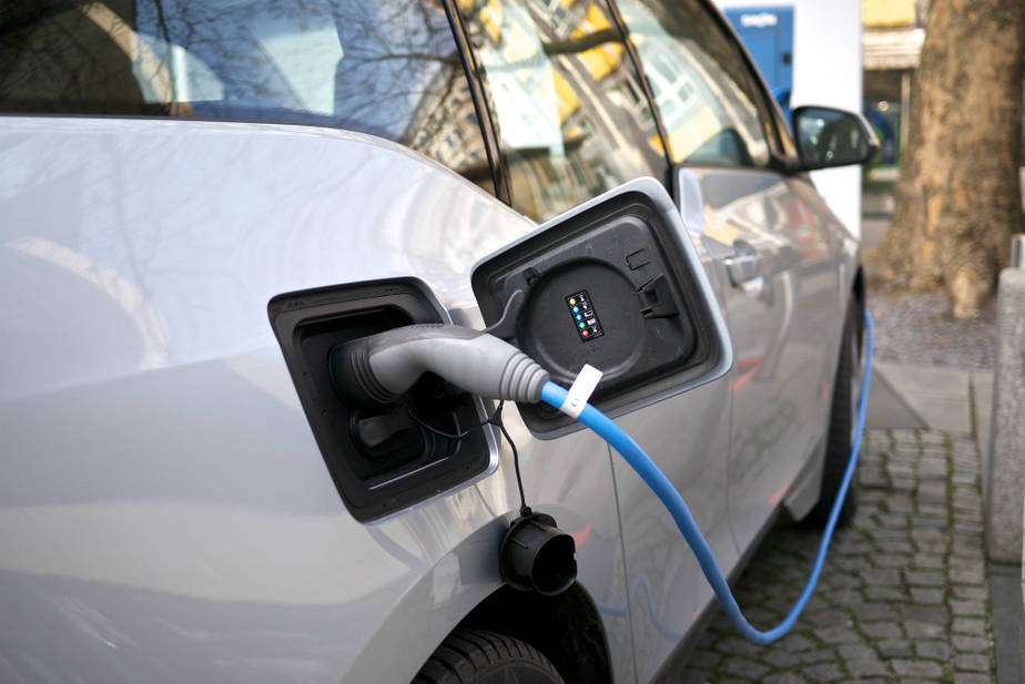 Solo existe 1 cargador por cada 137 vehículos eléctricos en el país