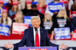 En los últimos eventos de campaña, Harris se presentó en Michigan y Trump cuestionó el sistema electoral en Pensilvania