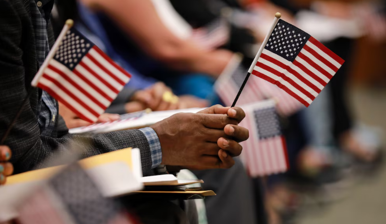 Un juez federal declaró ilegal el programa de Biden que otorga residencia a cónyuges extranjeros de ciudadanos de EEUU