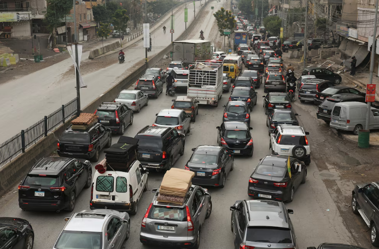 Pese a las advertencias de Israel, miles de libaneses regresan a sus hogares en el sur del país tras el cese del fuego