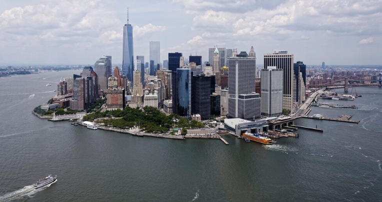 Nueva York pone fin a su programa de ayuda a migrantes a través de tarjetas de débito para comprar comida