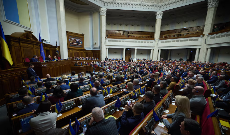 El parlamento de Ucrania suspendió una sesión por el riesgo de un ataque inminente de Rusia