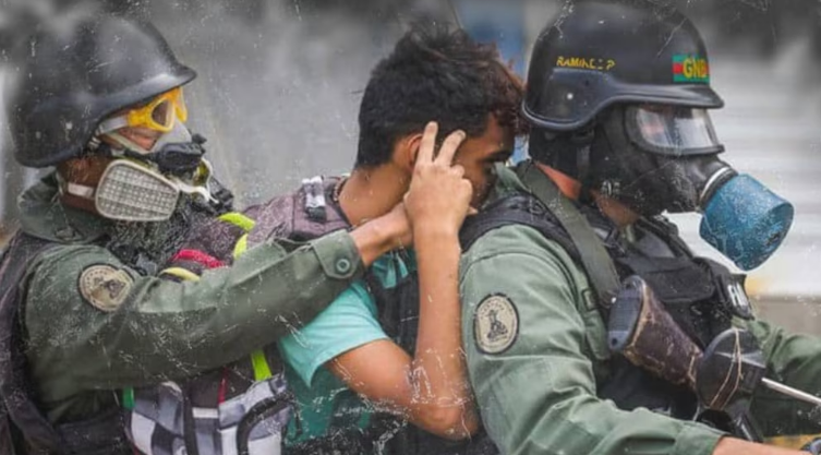 Mantienen detenidos a menores que protestaron contra el fraude electoral de Maduro